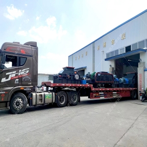 1200*1200雙齒輥破碎機，兩臺900*900軌道移動雙齒輥破碎機發往云南